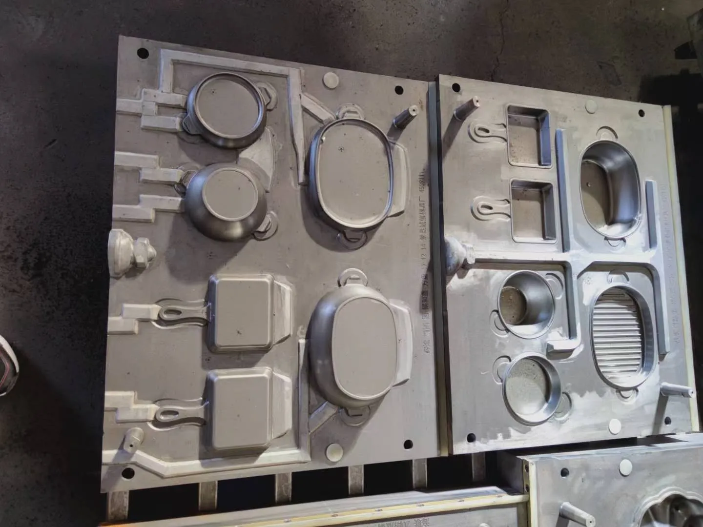 Cast iron cookware molds