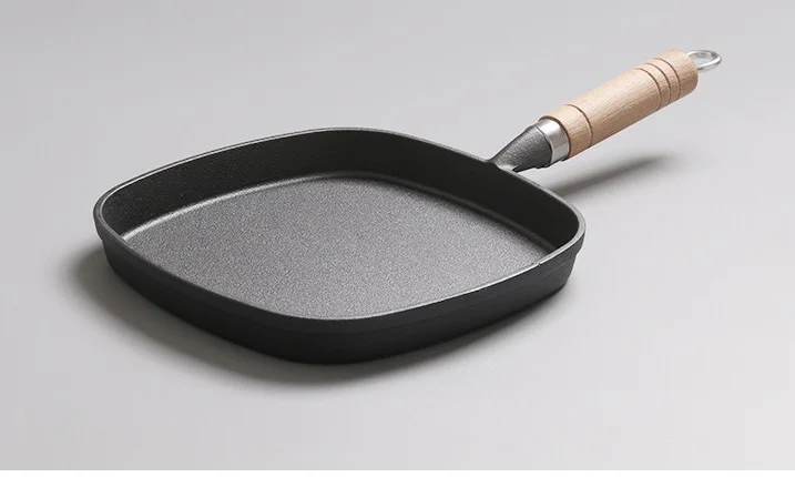 Smooth-surface square cast iron pan with wooden handle