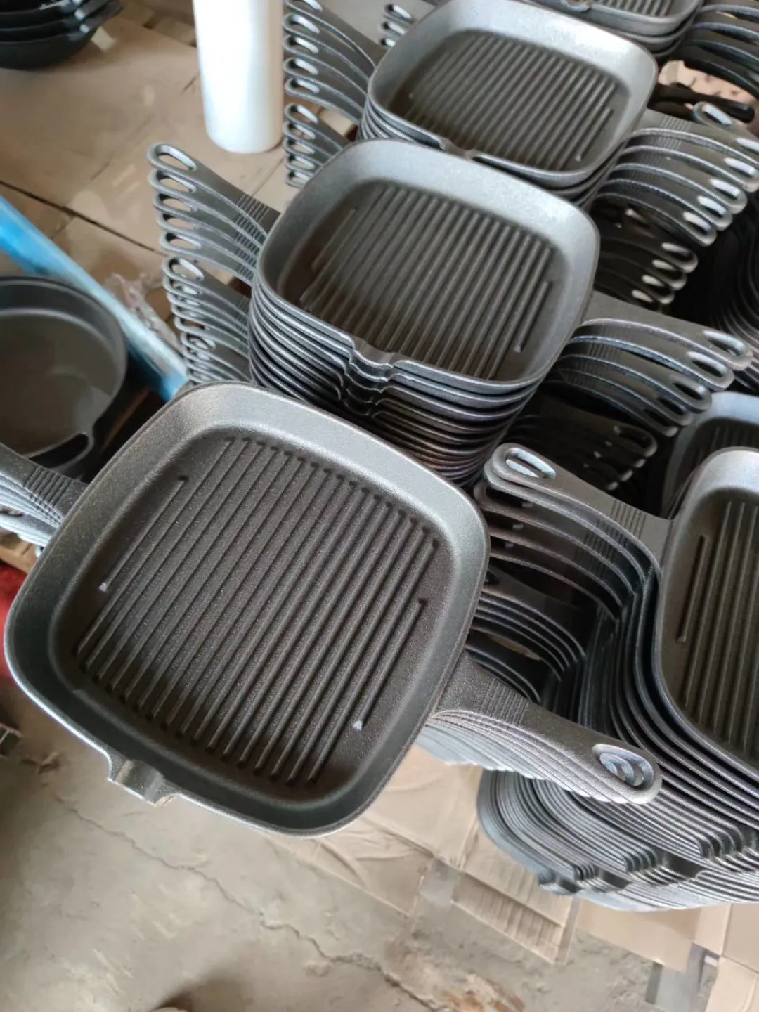 WC-CI1004 grill pans in production stock
