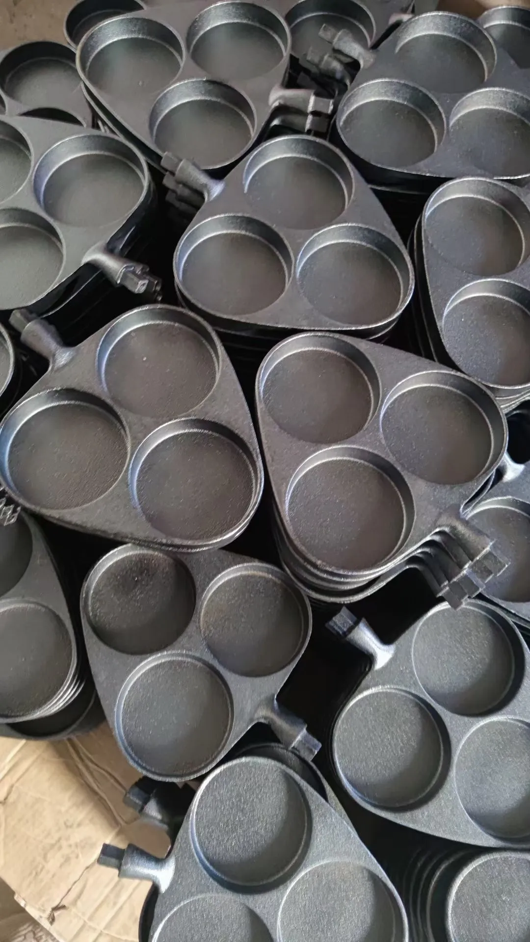 Three-cavity cast iron pans in production